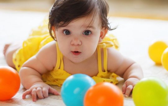rekomendasi mainan edukasi untuk bayi usia 6 bulan