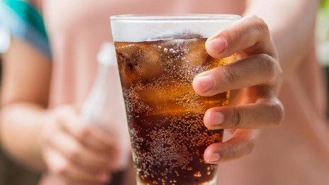 Bahaya Minum Soda Berlebihan