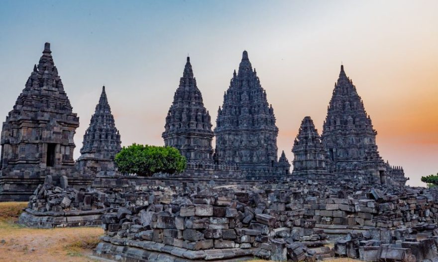 keindahan dan kekayaan Candi Prambanan