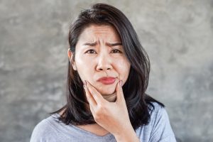 Senyum Miring dan Bicara Pelo? Bisa Jadi Tanda Stroke!